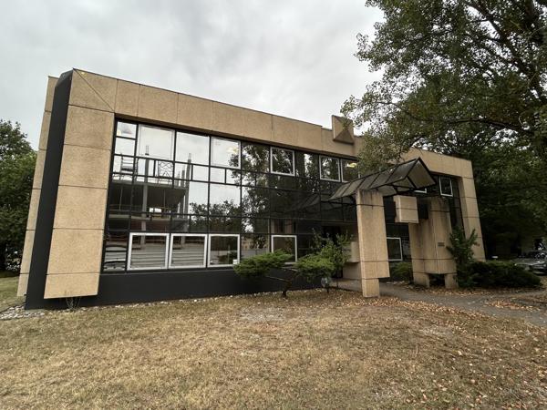 Bureaux à louer avec parkings dans un environnement calme à Pessac