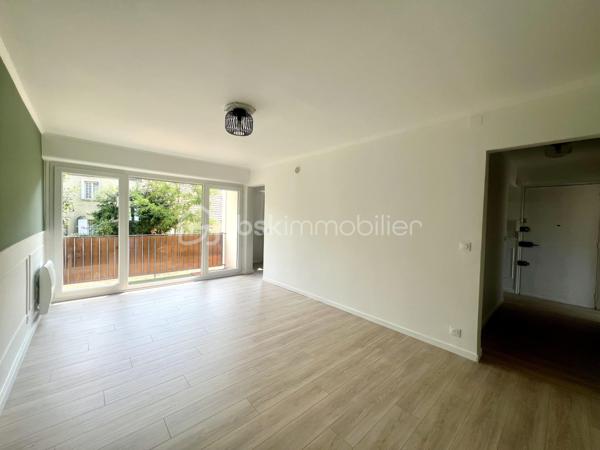 Appartement 66 m² entièrement rénové – 2 chambres

Coup de cœur assuré pour cet appartement entièrement refait à neuf !

Découvrez ce bel appartement de 66 m², entièrement rénové avec soin, offrant un intérieur moderne, confortable et prêt à vivre.

Il se compose d’une pièce de vie agréable et lumineuse, d’une cuisine aménagée et équipée, ainsi que de 2 chambres, idéales pour une famille, un couple, ou encore pour un investissement locatif.

Les atouts :

66 m² parfaitement agencés
2 chambres
Appartement entièrement rénové
Prestations modernes et soignées

Idéal pour une résidence principale ou un investissement

Un appartement clé en main, où vous n’avez plus qu’à poser vos valises !

À visiter rapidement ! Ce type de bien, entièrement rénové et proposant 2 chambres, est une belle opportunité à ne pas manquer.