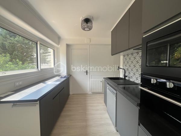 Appartement 66 m² entièrement rénové – 2 chambres

Coup de cœur assuré pour cet appartement entièrement refait à neuf !

Découvrez ce bel appartement de 66 m², entièrement rénové avec soin, offrant un intérieur moderne, confortable et prêt à vivre.

Il se compose d’une pièce de vie agréable et lumineuse, d’une cuisine aménagée et équipée, ainsi que de 2 chambres, idéales pour une famille, un couple, ou encore pour un investissement locatif.

Les atouts :

66 m² parfaitement agencés
2 chambres
Appartement entièrement rénové
Prestations modernes et soignées

Idéal pour une résidence principale ou un investissement

Un appartement clé en main, où vous n’avez plus qu’à poser vos valises !

À visiter rapidement ! Ce type de bien, entièrement rénové et proposant 2 chambres, est une belle opportunité à ne pas manquer.