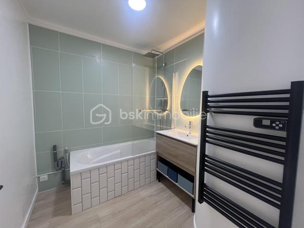Appartement 66 m² entièrement rénové – 2 chambres

Coup de cœur assuré pour cet appartement entièrement refait à neuf !

Découvrez ce bel appartement de 66 m², entièrement rénové avec soin, offrant un intérieur moderne, confortable et prêt à vivre.

Il se compose d’une pièce de vie agréable et lumineuse, d’une cuisine aménagée et équipée, ainsi que de 2 chambres, idéales pour une famille, un couple, ou encore pour un investissement locatif.

Les atouts :

66 m² parfaitement agencés
2 chambres
Appartement entièrement rénové
Prestations modernes et soignées

Idéal pour une résidence principale ou un investissement

Un appartement clé en main, où vous n’avez plus qu’à poser vos valises !

À visiter rapidement ! Ce type de bien, entièrement rénové et proposant 2 chambres, est une belle opportunité à ne pas manquer.