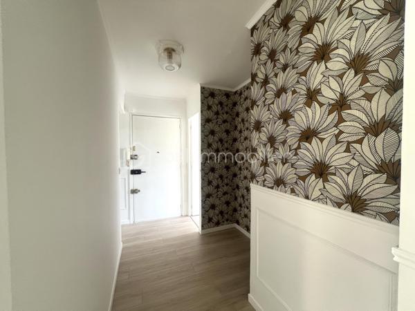 Appartement 66 m² entièrement rénové – 2 chambres

Coup de cœur assuré pour cet appartement entièrement refait à neuf !

Découvrez ce bel appartement de 66 m², entièrement rénové avec soin, offrant un intérieur moderne, confortable et prêt à vivre.

Il se compose d’une pièce de vie agréable et lumineuse, d’une cuisine aménagée et équipée, ainsi que de 2 chambres, idéales pour une famille, un couple, ou encore pour un investissement locatif.

Les atouts :

66 m² parfaitement agencés
2 chambres
Appartement entièrement rénové
Prestations modernes et soignées

Idéal pour une résidence principale ou un investissement

Un appartement clé en main, où vous n’avez plus qu’à poser vos valises !

À visiter rapidement ! Ce type de bien, entièrement rénové et proposant 2 chambres, est une belle opportunité à ne pas manquer.