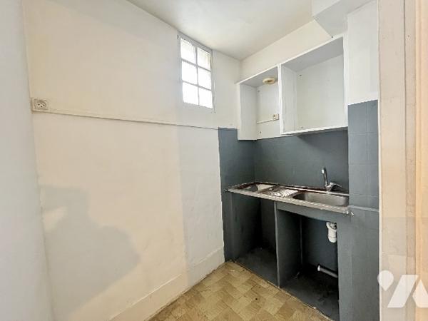 Appartement 2 pièces, proximité métro Baille au 5eme étages avec ascenseur. A rénover