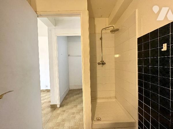 Appartement 2 pièces, proximité métro Baille au 5eme étages avec ascenseur. A rénover