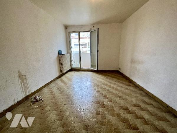 Appartement 2 pièces, proximité métro Baille au 5eme étages avec ascenseur. A rénover