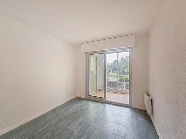 Fréjus – T2 de 26 m² en RDC + garage, petit format, grand potentiel, zéro agitation