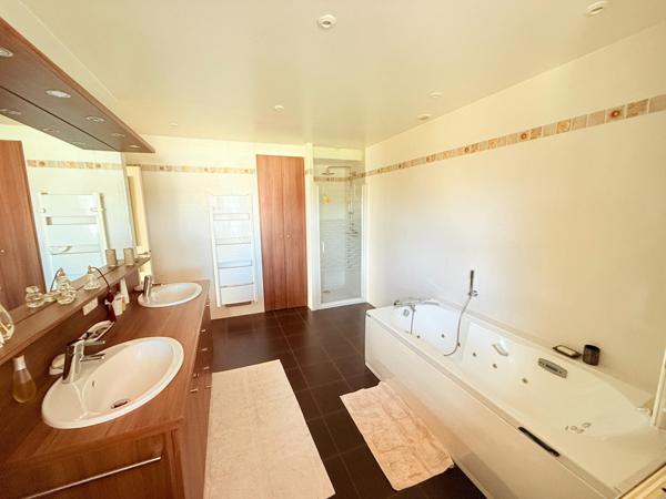 MAISON FAMILLIALE DE 195 M2 SUR TERRAIN DE 4443 M2 EN CAMPAGNE DE BAUD