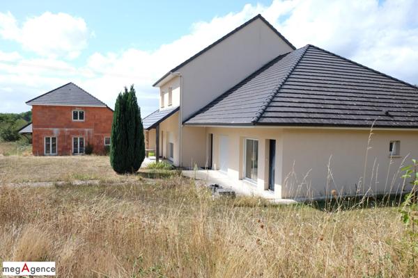 Immeuble à SAINT-GERMAIN-LES-VERGNES, 19330 - 299m²