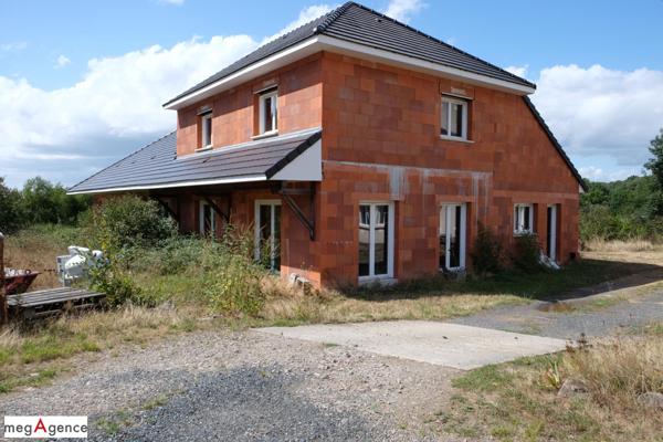 Immeuble à SAINT-GERMAIN-LES-VERGNES, 19330 - 299m²