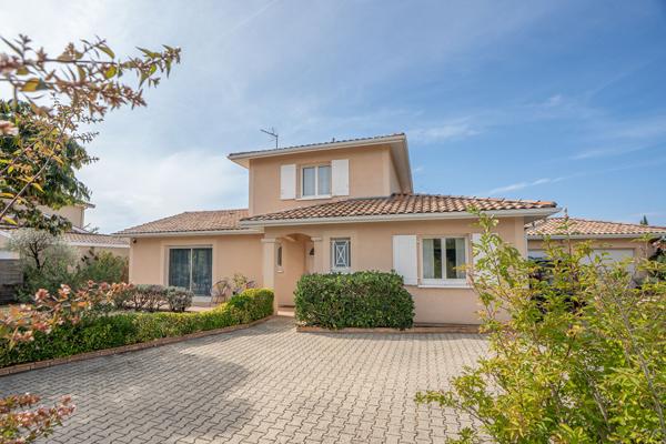 Maison Maison familiale 5 chambres - Double garage - Quartier calme Corbiac 166 m²