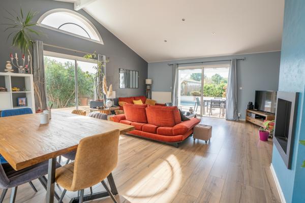 Maison Maison familiale 5 chambres - Double garage - Quartier calme Corbiac 166 m²