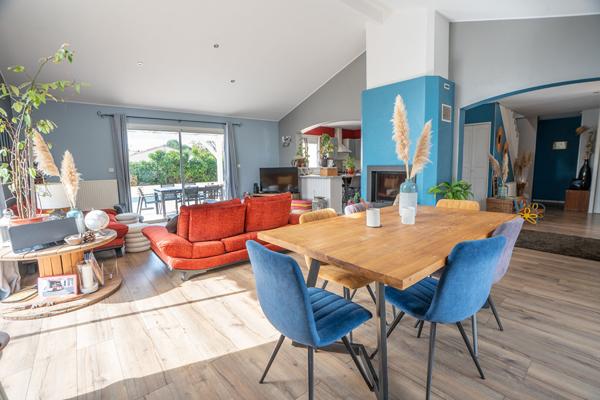 Maison Maison familiale 5 chambres - Double garage - Quartier calme Corbiac 166 m²