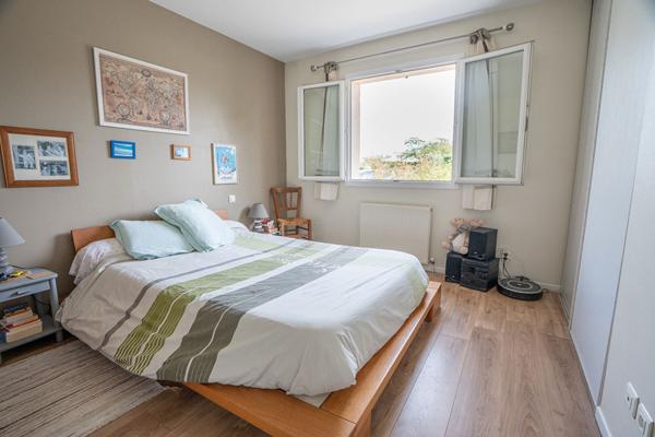 Maison Maison familiale 5 chambres - Double garage - Quartier calme Corbiac 166 m²