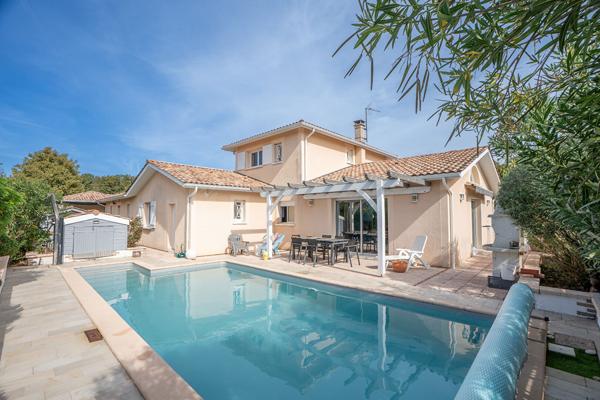 Maison Maison familiale 5 chambres - Double garage - Quartier calme Corbiac 166 m²