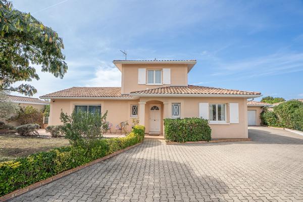 Maison Maison familiale 5 chambres - Double garage - Quartier calme Corbiac 166 m²