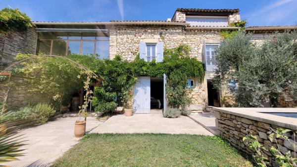 Maison en pierres avec  jardin et piscine