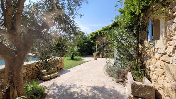 Maison en pierres avec  jardin et piscine