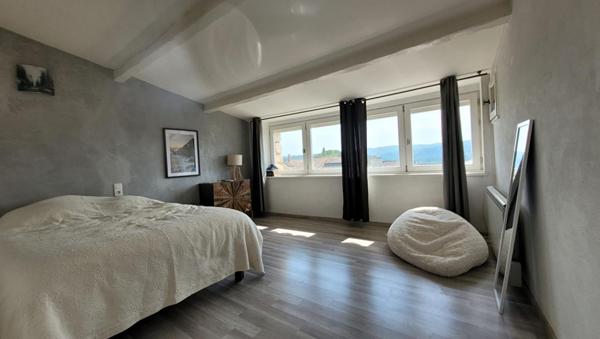 Maison en pierres avec  jardin et piscine