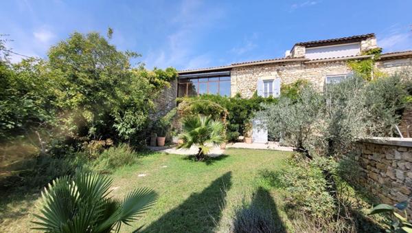 Maison en pierres avec  jardin et piscine