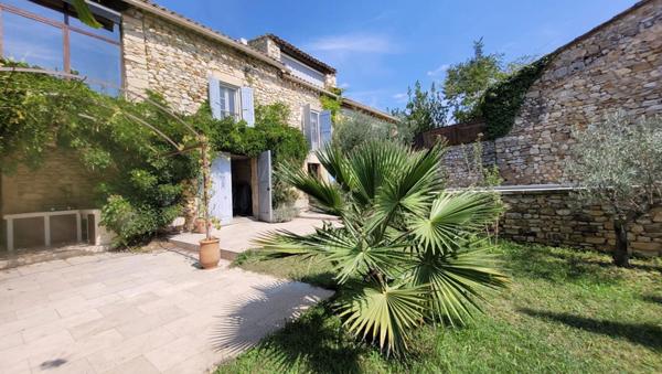 Maison en pierres avec  jardin et piscine