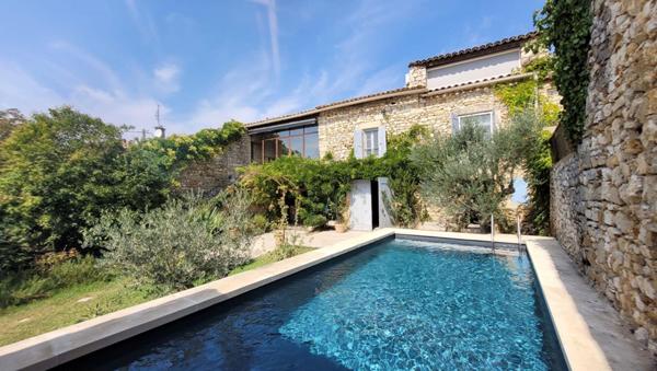 Maison en pierres avec  jardin et piscine