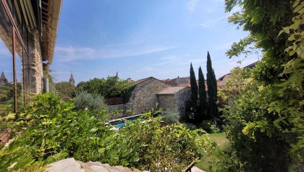 Maison en pierres avec  jardin et piscine