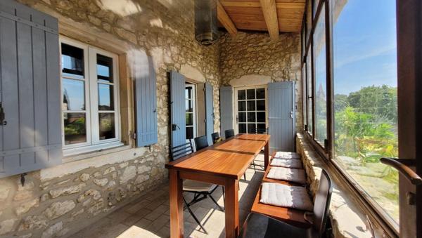 Maison en pierres avec  jardin et piscine