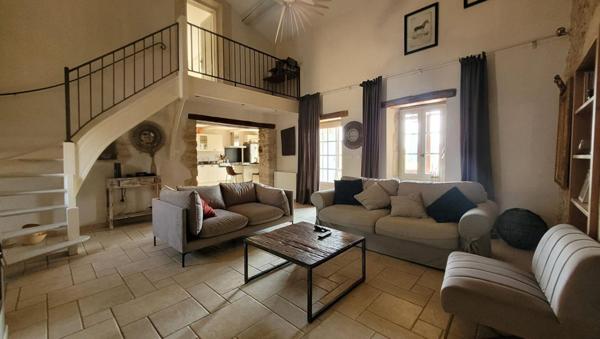 Maison en pierres avec  jardin et piscine