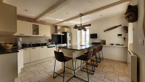 Maison en pierres avec  jardin et piscine