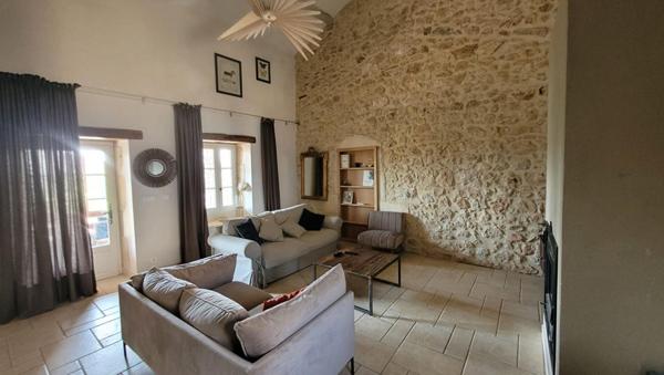 Maison en pierres avec  jardin et piscine