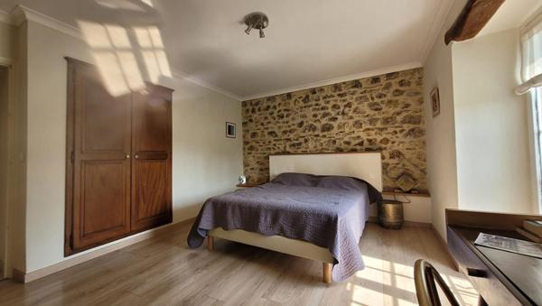 Maison en pierres avec  jardin et piscine