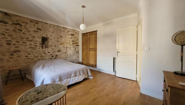 Maison en pierres avec  jardin et piscine