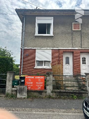 Une maison mitoyenne à usage d'habitation.