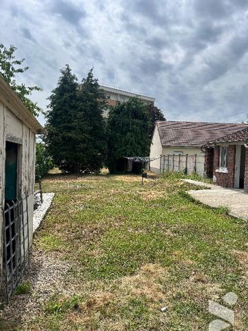 Une maison mitoyenne à usage d'habitation.