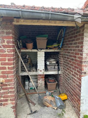 Une maison mitoyenne à usage d'habitation.