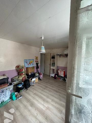 Une maison mitoyenne à usage d'habitation.