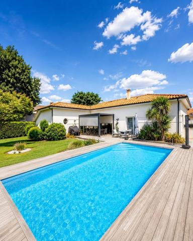 130 m² • 4 chambres • 900 m² • Piscine & sérénité - La maison que vous n’aviez pas encore imaginée