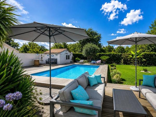 130 m² • 4 chambres • 900 m² • Piscine & sérénité - La maison que vous n’aviez pas encore imaginée