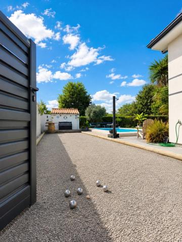130 m² • 4 chambres • 900 m² • Piscine & sérénité - La maison que vous n’aviez pas encore imaginée