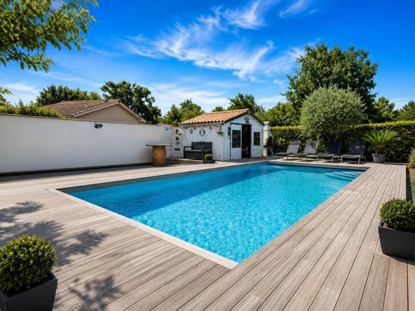 130 m² • 4 chambres • 900 m² • Piscine & sérénité - La maison que vous n’aviez pas encore imaginée