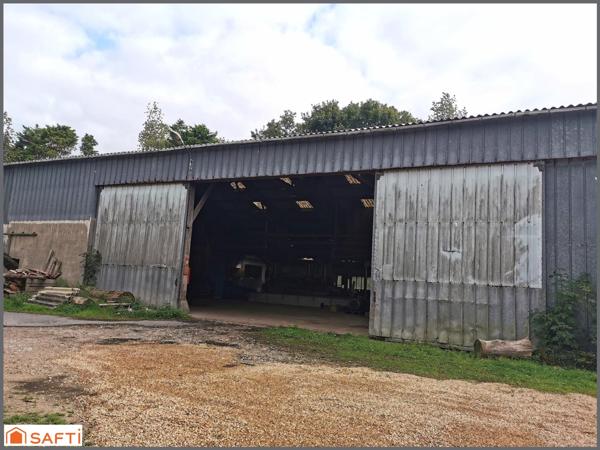 Hangar et parcelle de terrain agricole