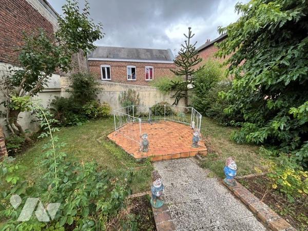 Maison : cuisine séjour, 2 ch, mezzanine, cave, véranda, garage.