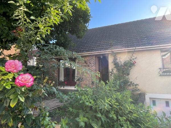 Maison : cuisine séjour, 2 ch, mezzanine, cave, véranda, garage.