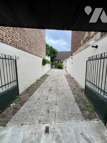 Maison : cuisine séjour, 2 ch, mezzanine, cave, véranda, garage.