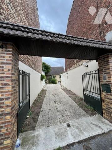 Maison : cuisine séjour, 2 ch, mezzanine, cave, véranda, garage.