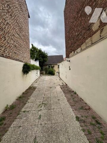 Maison : cuisine séjour, 2 ch, mezzanine, cave, véranda, garage.