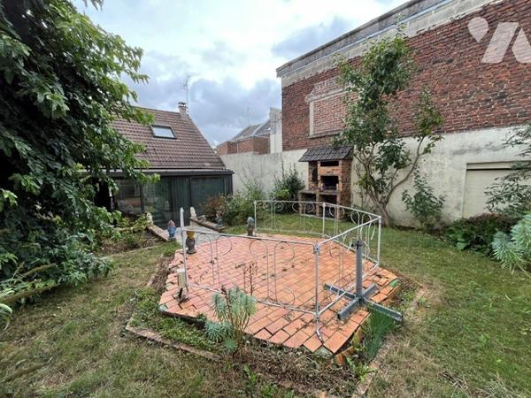 Maison : cuisine séjour, 2 ch, mezzanine, cave, véranda, garage.