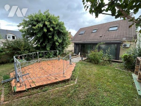 Maison : cuisine séjour, 2 ch, mezzanine, cave, véranda, garage.