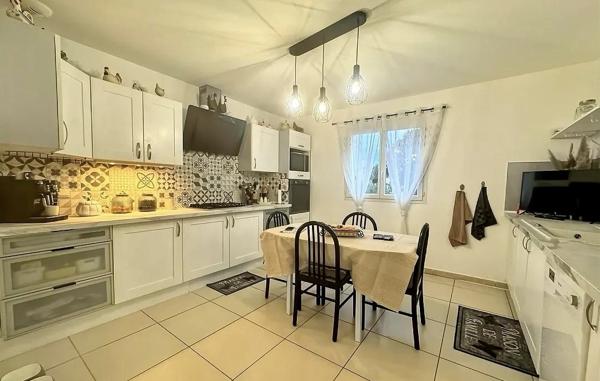 Maison rénovée T4 avec piscine sur terrain cloturé de 980m2