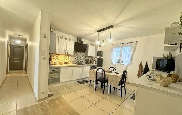 Maison rénovée T4 avec piscine sur terrain cloturé de 980m2