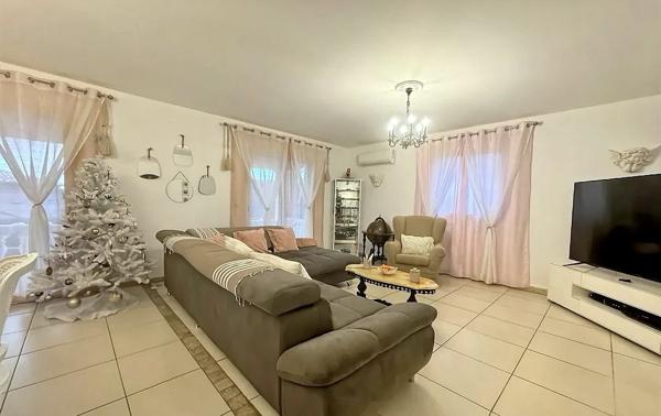 Maison rénovée T4 avec piscine sur terrain cloturé de 980m2